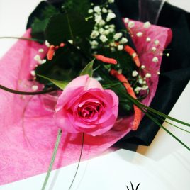 20. Roze ruža sa dekoracijom